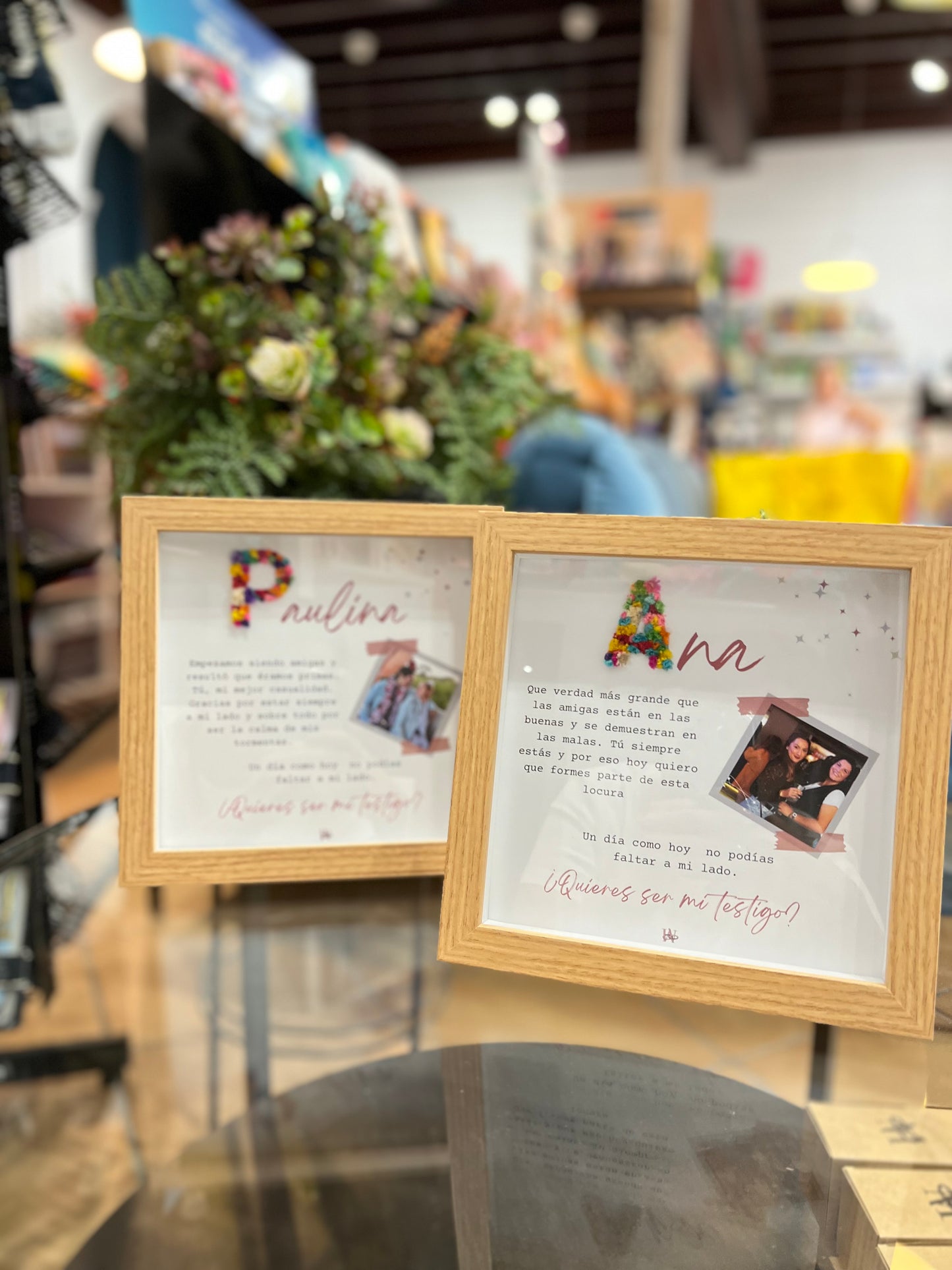 Marco inicial de flores preservada para testigos