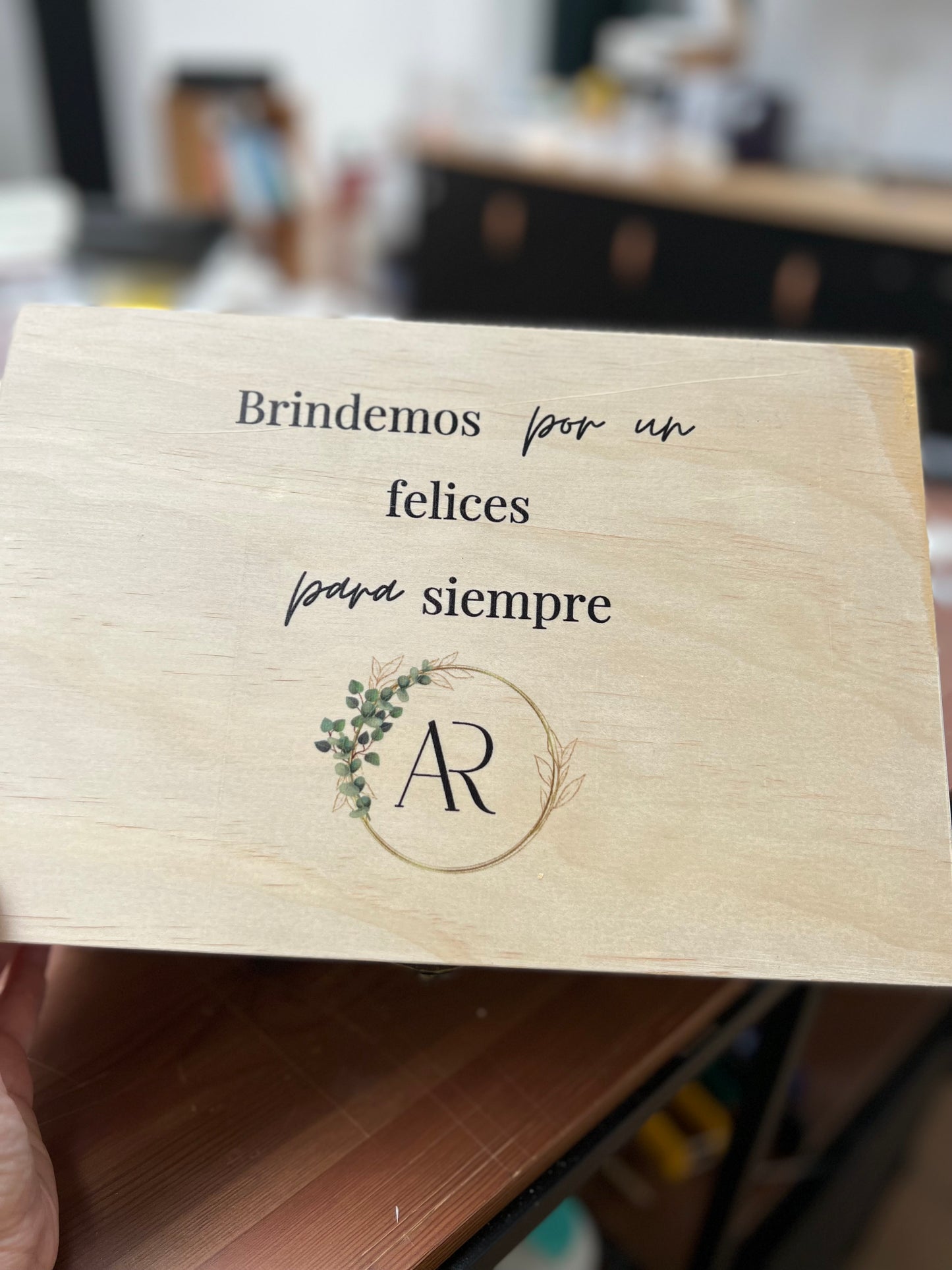 Caja pintada para bodas