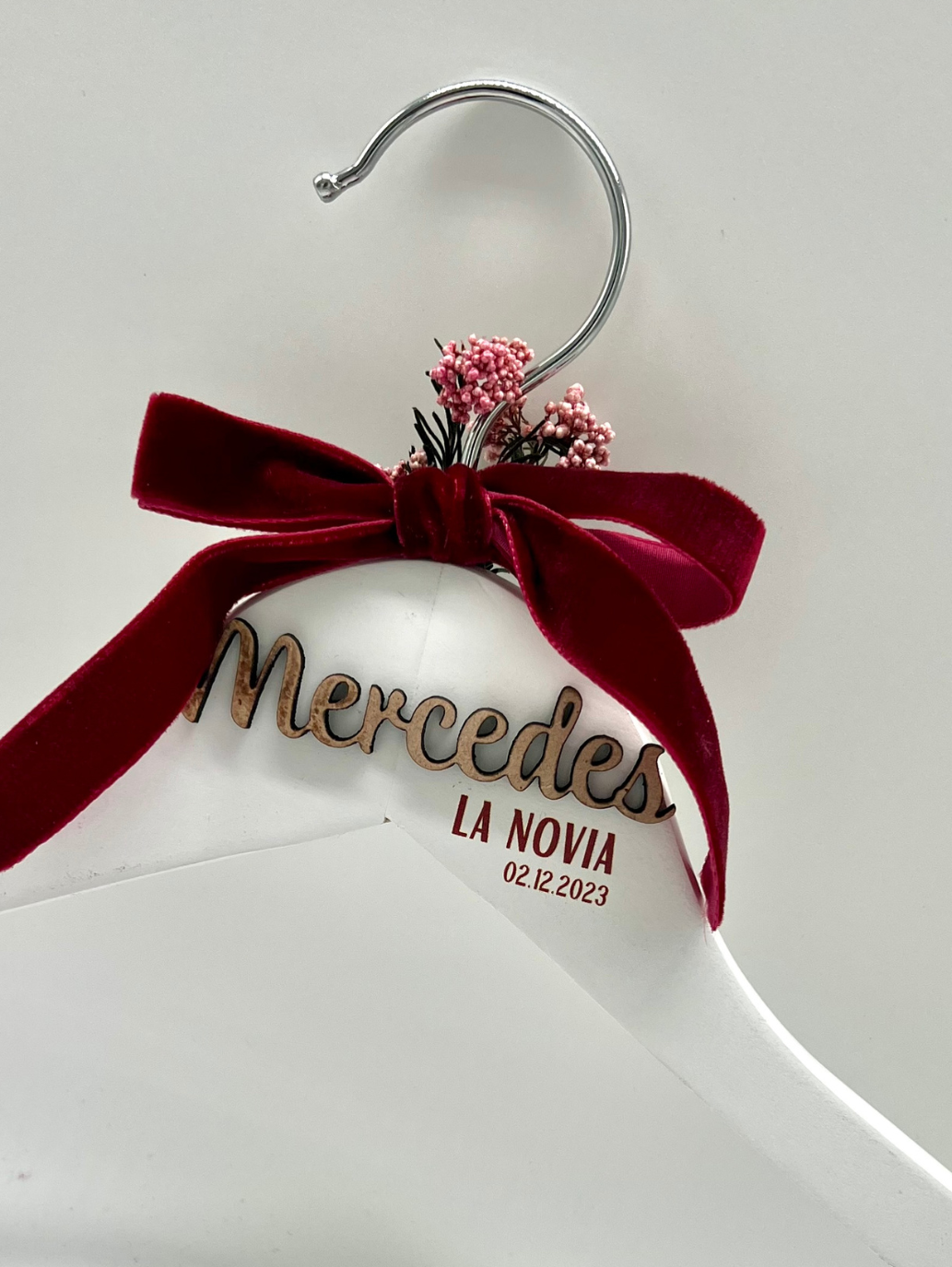 Perchas con nombre de madera y lazo de terciopelo