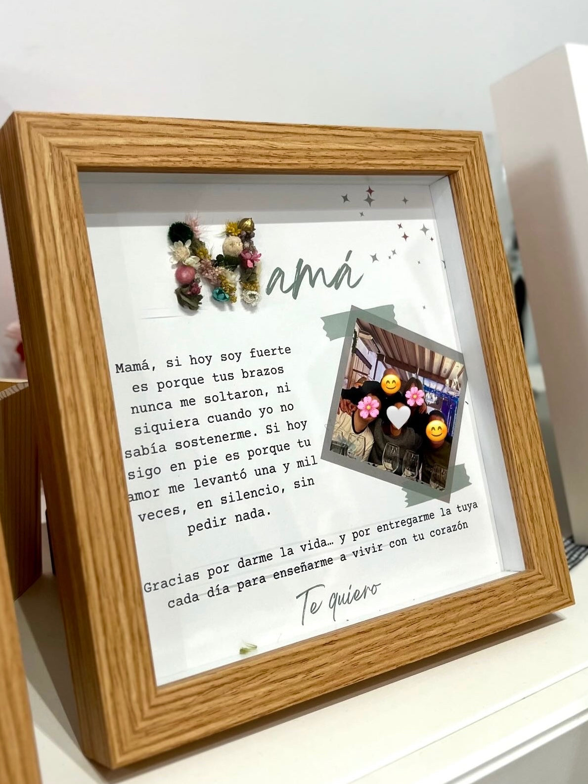 Marco inicial de flores preservada para madres