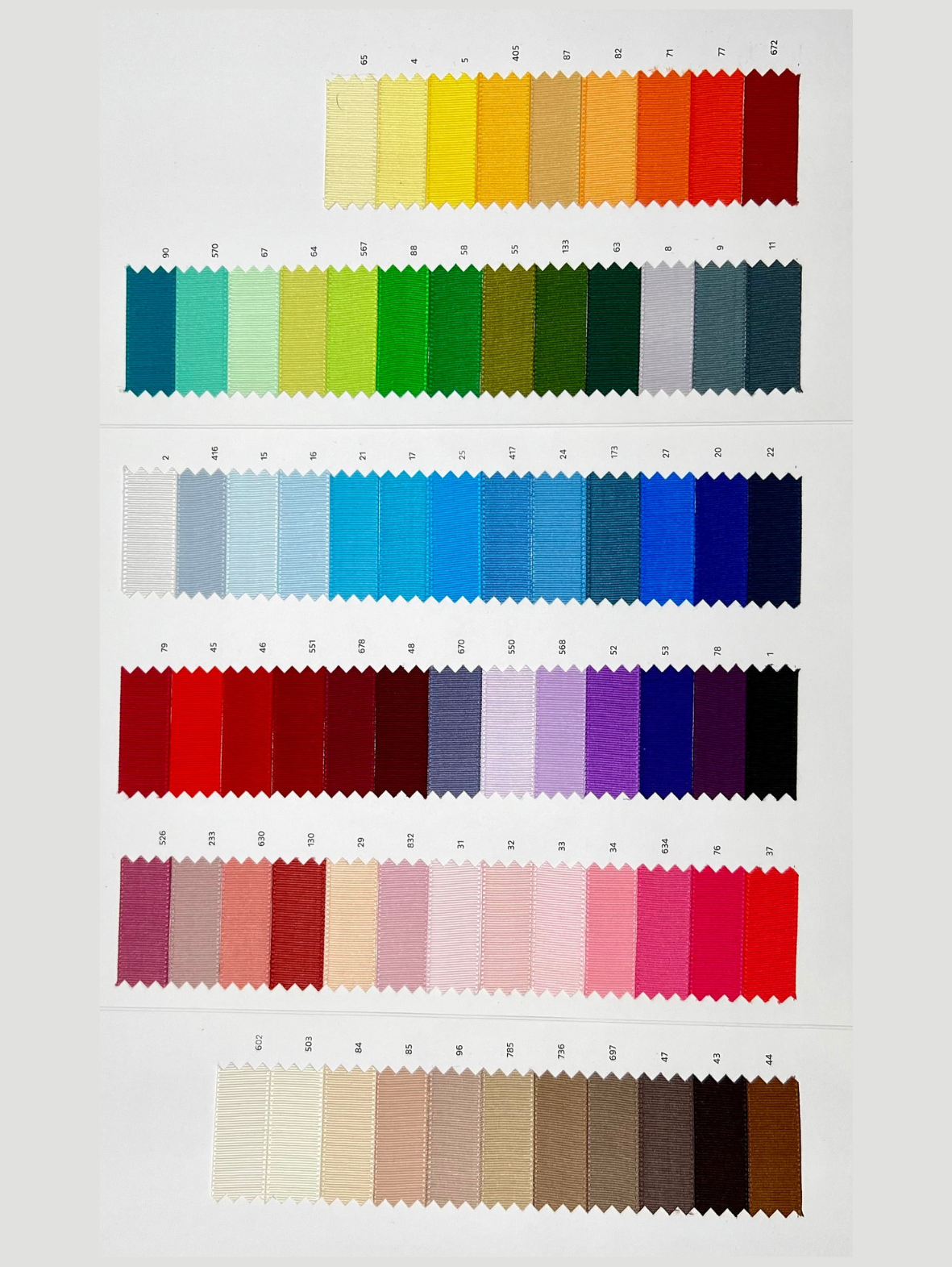 Percha pintada con lazo grosgrain