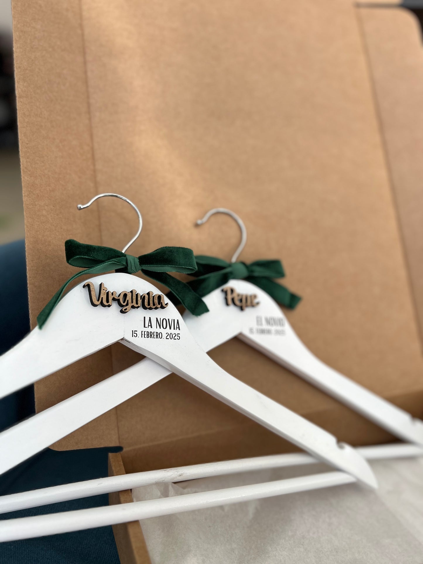 Perchas con nombre de madera y lazo de terciopelo