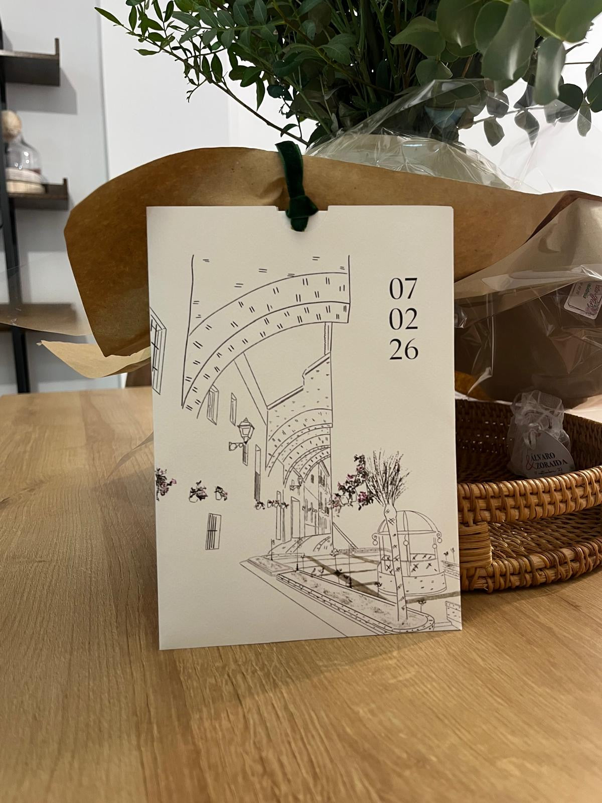 Invitación de boda con sobre abierto y lazo personalizado