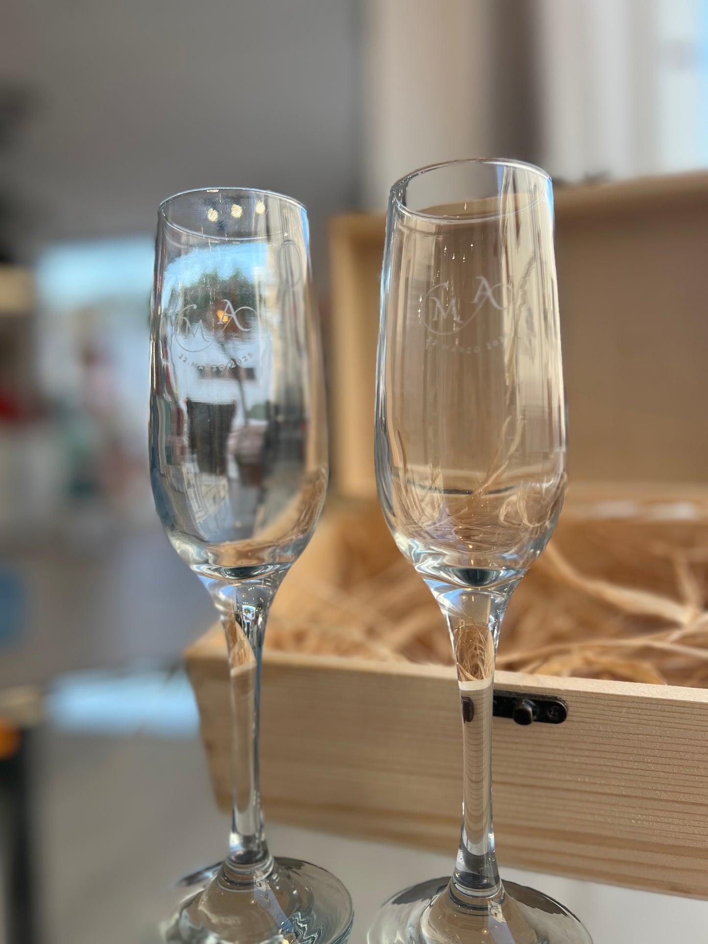 Copas de champán grabadas para los novios.