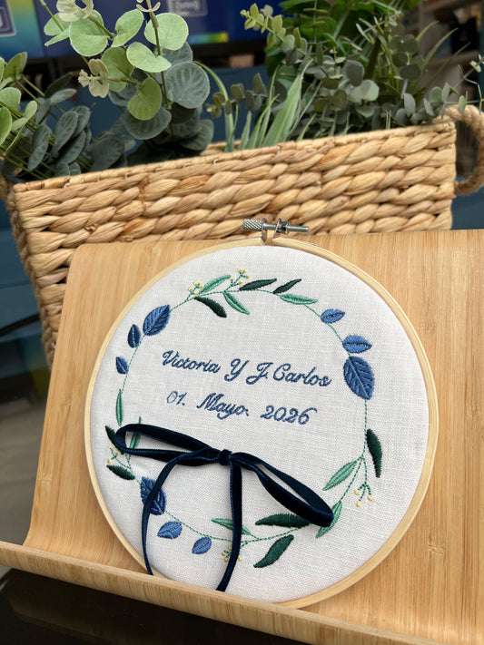 Bastidor porta alianzas bordado hojas tonos marinos