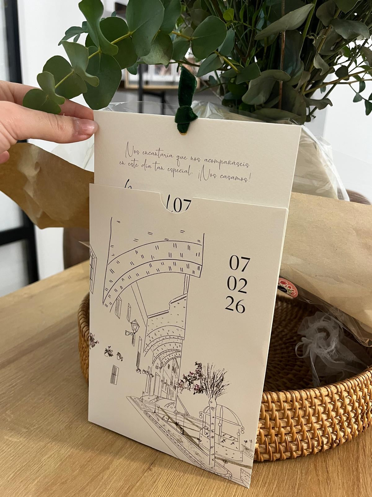 Invitación de boda con sobre abierto y lazo personalizado