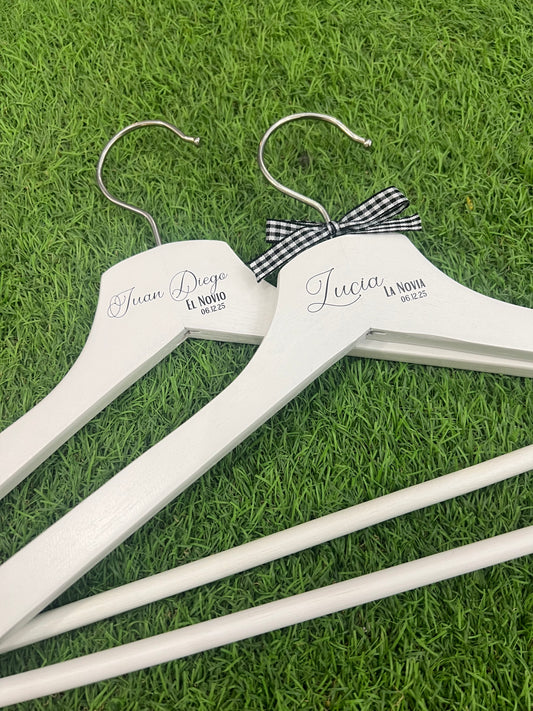 Percha pintada con lazo grosgrain