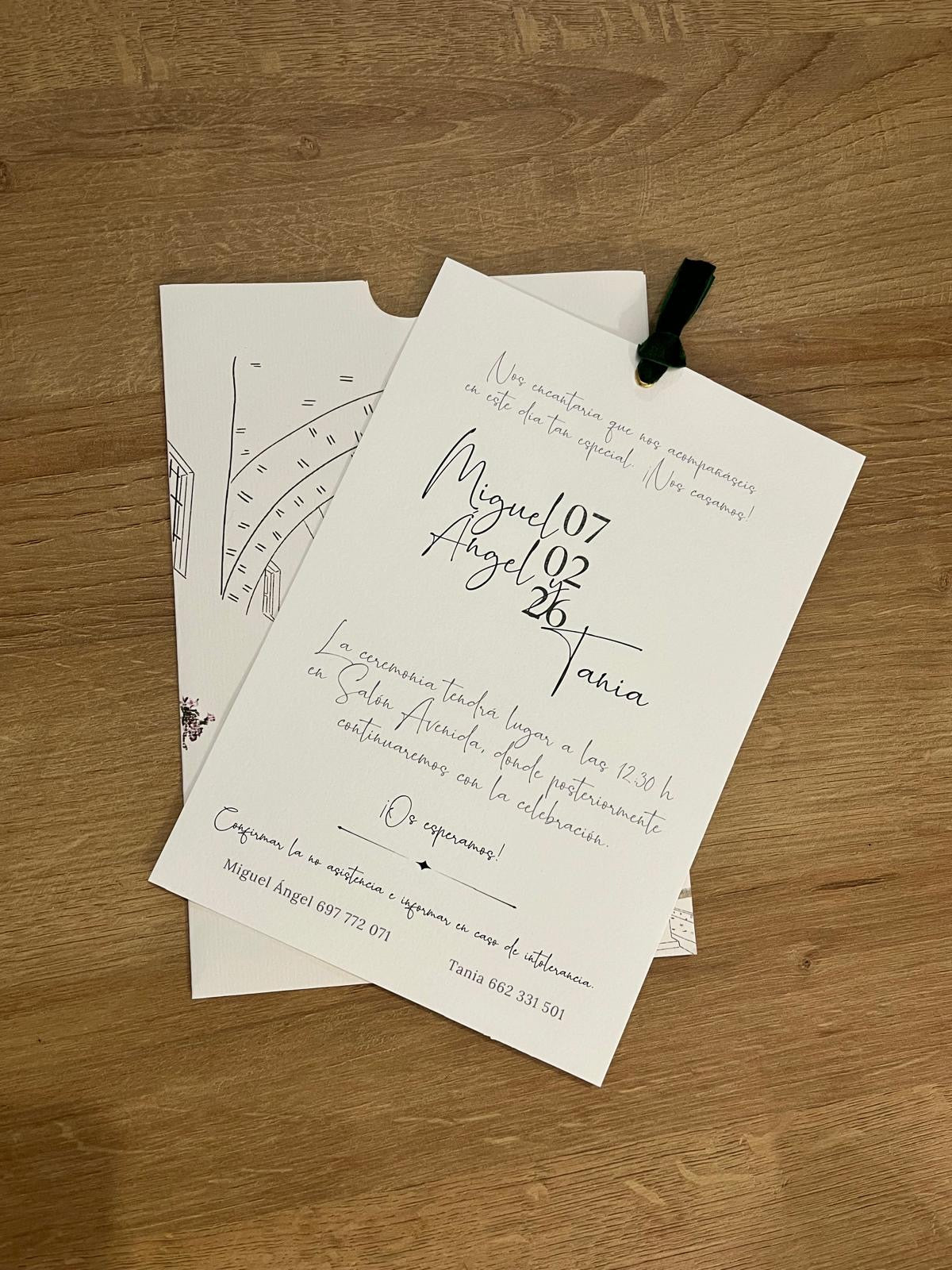 Invitación de boda con sobre abierto y lazo personalizado