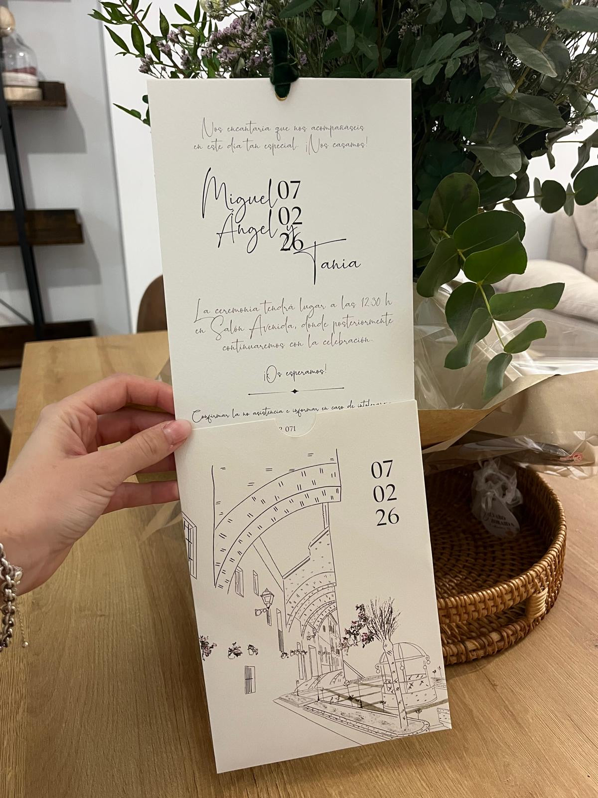 Invitación de boda con sobre abierto y lazo personalizado