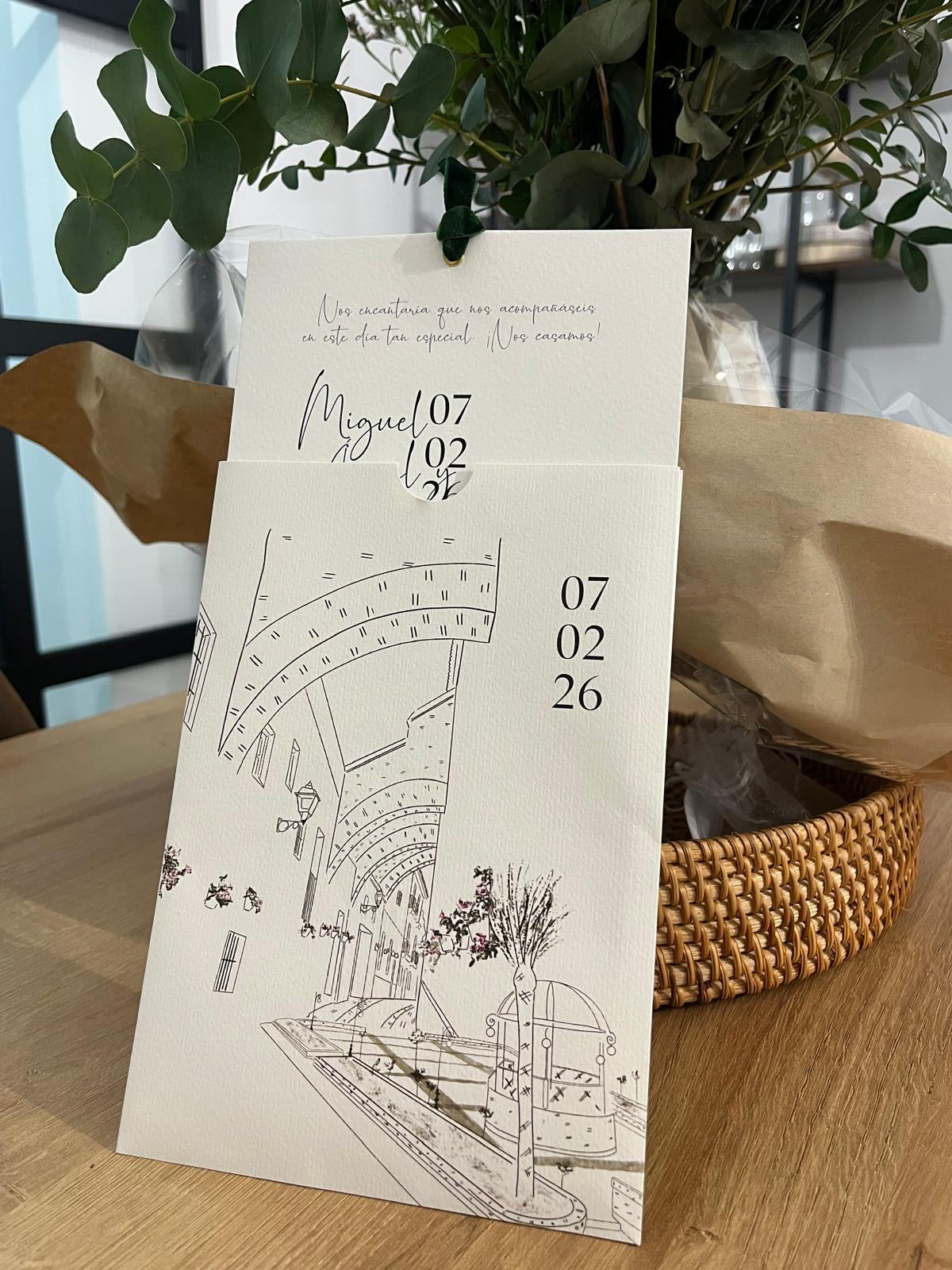 Invitación de boda con sobre abierto y lazo personalizado